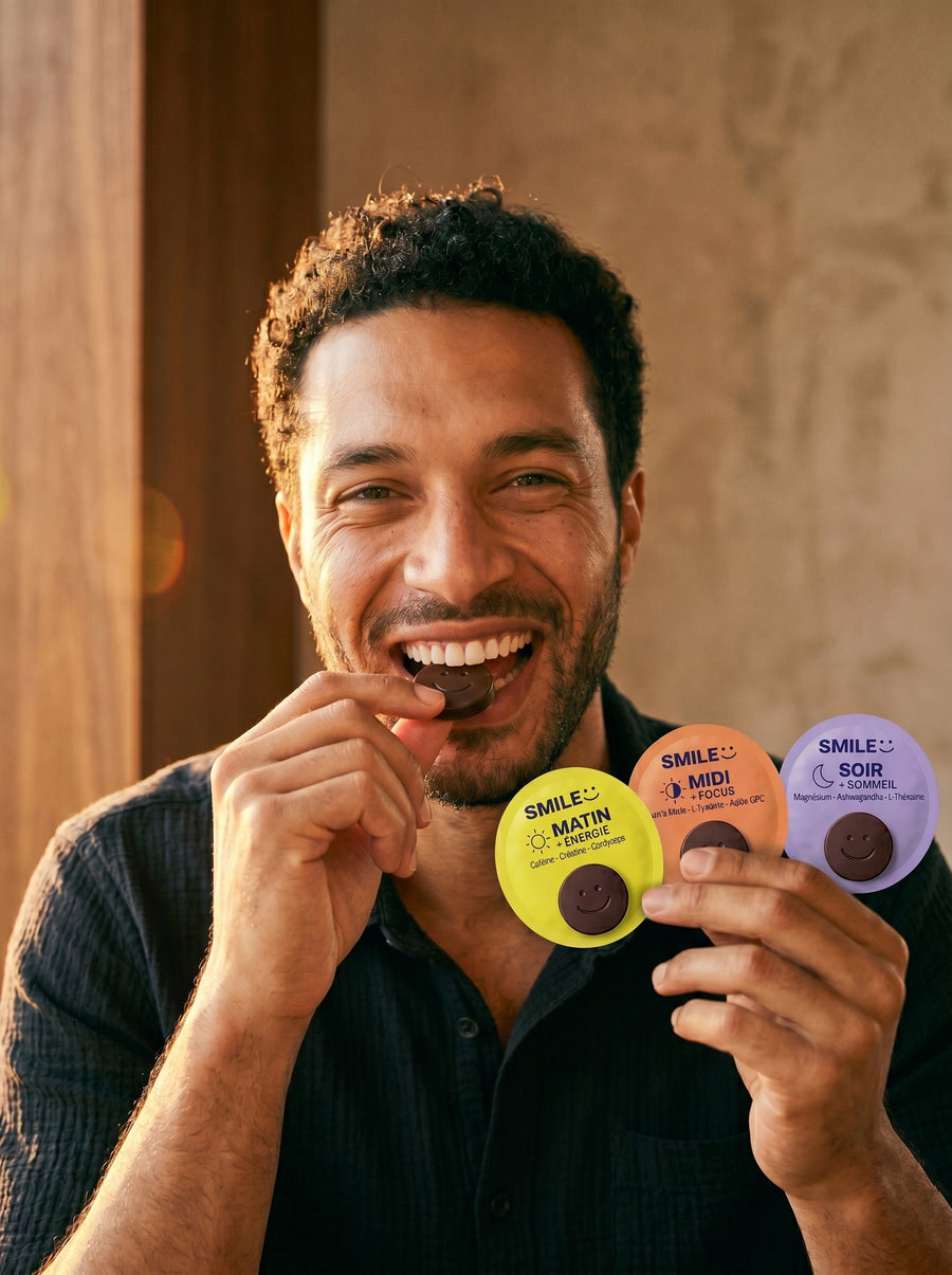 Une personne savoure un palet SMILE, daily-pack en main